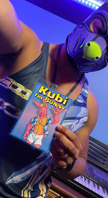 A fan with the badge he purchased and picked up at the con