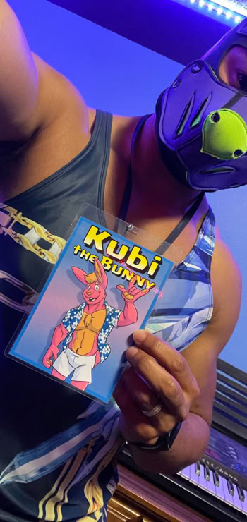 A fan with the badge he purchased and picked up at the con